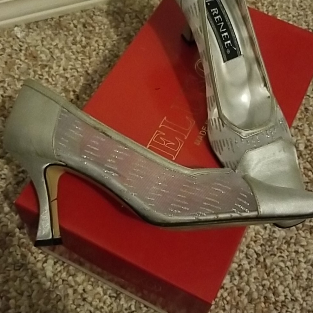 Beautiful silver pumps - Picture 3 of 7